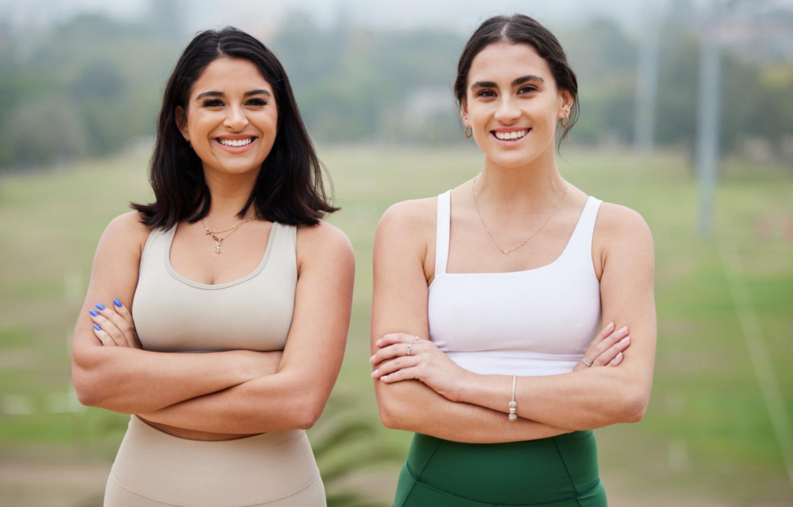 Instructor supervisando técnica correcta durante ejercicios de piso