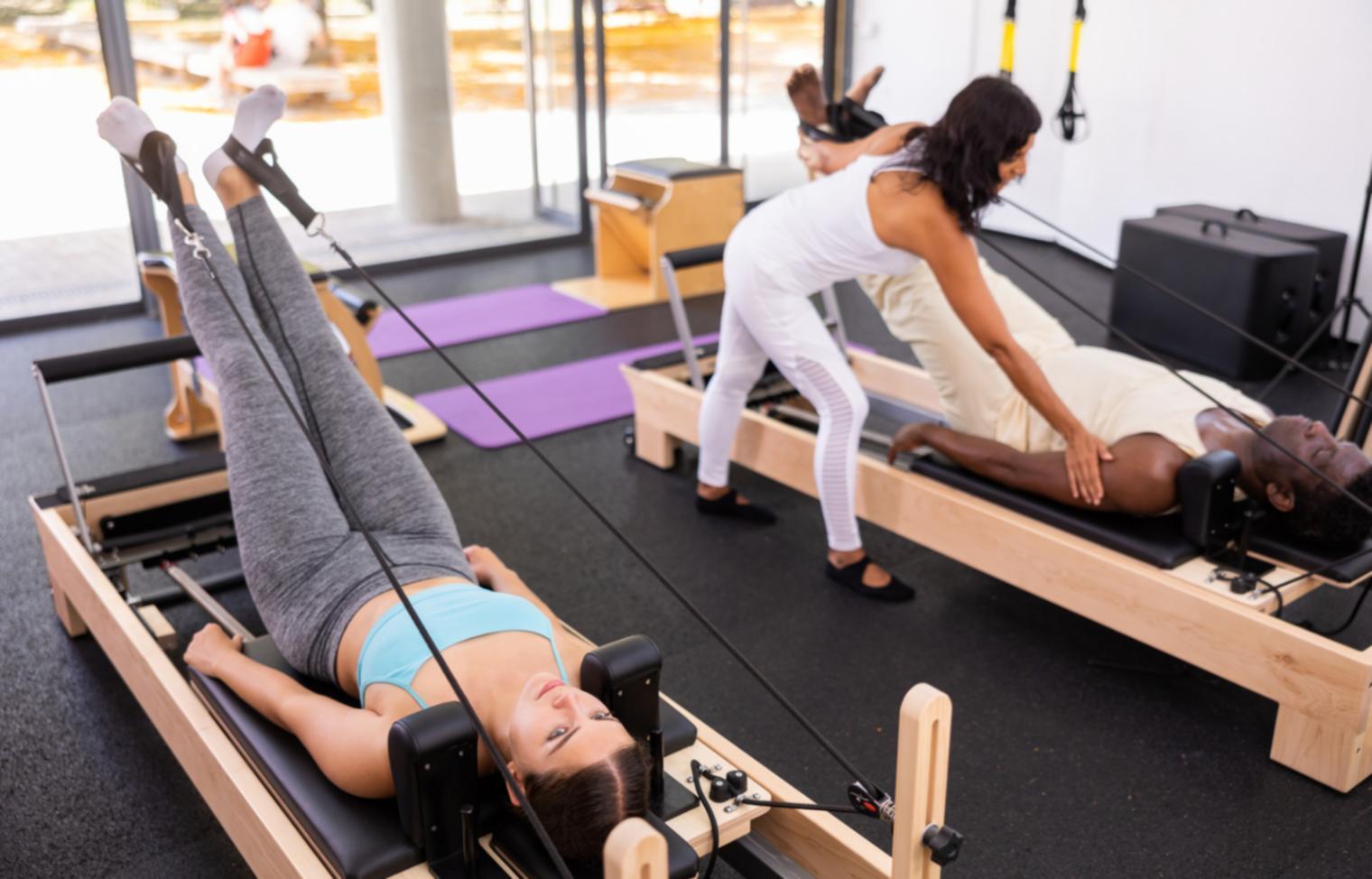 Grupo de gimnastas practicando secuencias colaborativas